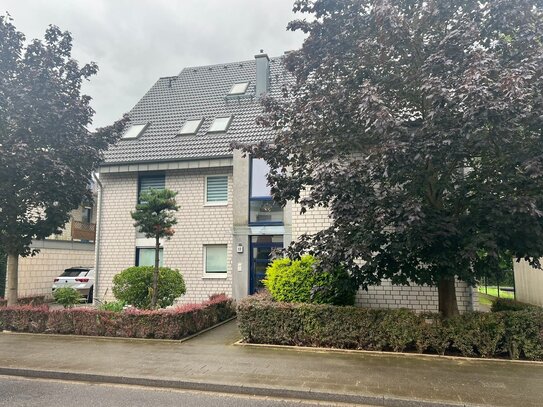 SCHÖNE MAISONETTEWOHNUNG MIT BLICK AUF DIE NIERS IN MÖNCHENGLADBACH – RHEYDT