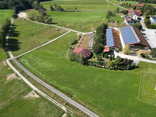 Moderne Reitanlage in idyllischer Lage bei Eging am See