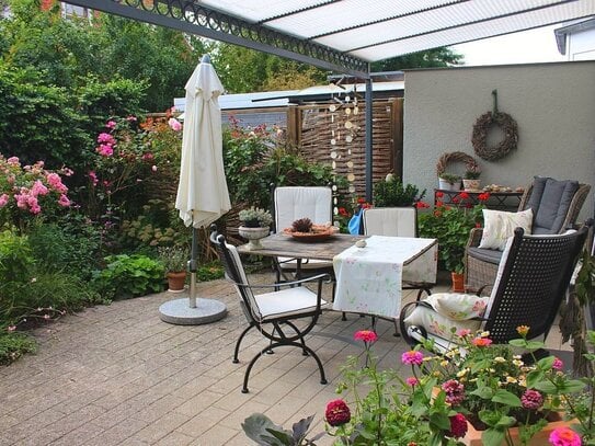 **GEMÜTLICH + SCHICK**TOP LAGE**REH mit dem Charme einer DHH**Carport**Kaminofen**Überdachte Terrasse**