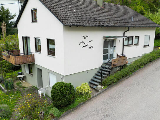 Idyllisches Einfamilienhaus mit Einliegerwohnung und unverbaubarem Blick auf den Rosenstein