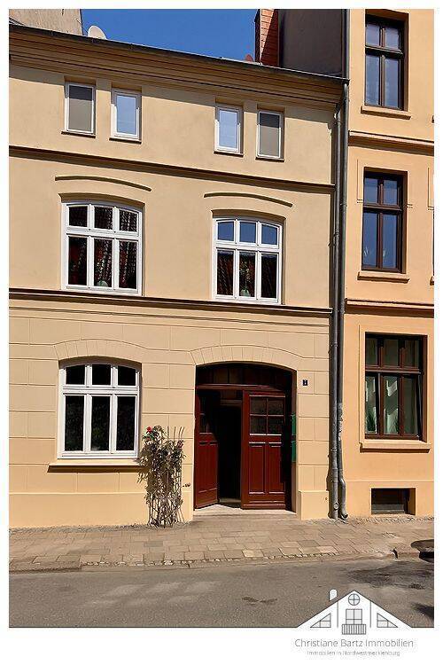 Schickes Stadthaus mit charmantem Innenhof und Einliegerwohnung zu verkaufen