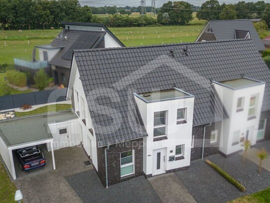 Zweigeschossige, neuwertige Doppelhaushälfte nebst Carport!