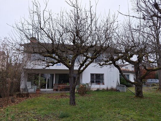 EINFAMILIENHAUS MIT GARTEN, BÜROANBAU UND GARAGE IM ÜBERLINGER KURVIERTEL FREI