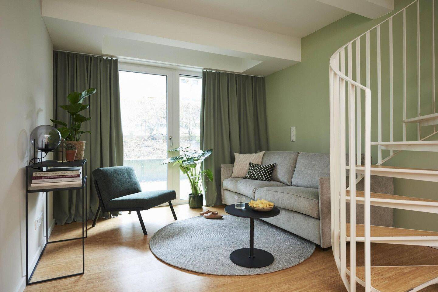 2-Zimmer Maisonette Apartment für 1250€ Warm - vollmöbliert mit Gym & Workspace - Foto 1