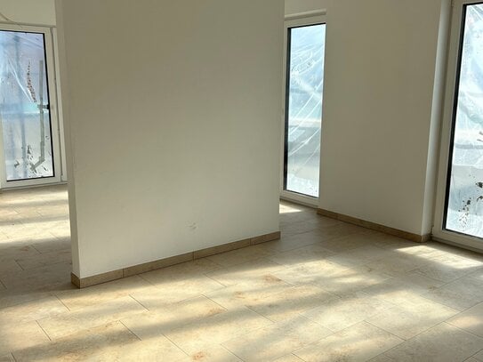 Superschöne 2 ZKB Wohnung mit EBK, Fußbodenheizung, Lift, Balkon, TG Stpl.