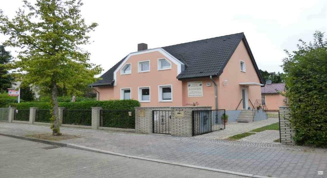 Moderne 2-Zimmer-DG-Wohnung mit Gartenanteil - Foto 1