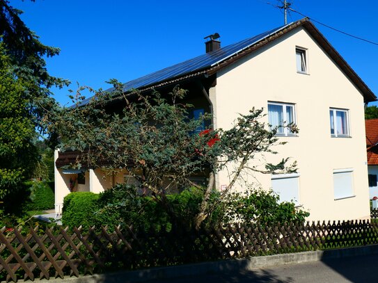 Freistehendes Einfamilienhaus (aktuell 2 Wohneinheiten) in ländlicher Lage mit 3 Garagen und PV-Anlage!