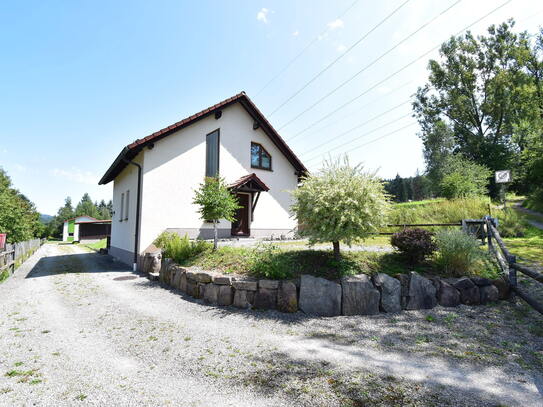 Freistehendes Einfamilienhaus mitten im Grünen!