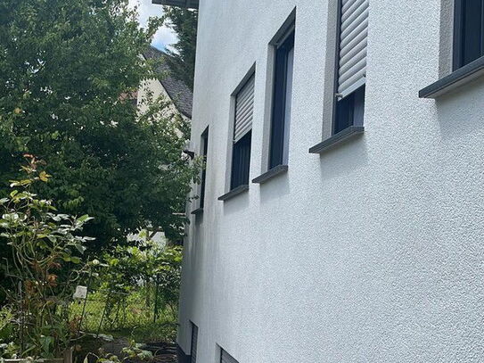 Modernes Mehrfamilienhaus in Heuchelheim mit Büro/ Gewerbeeinheit