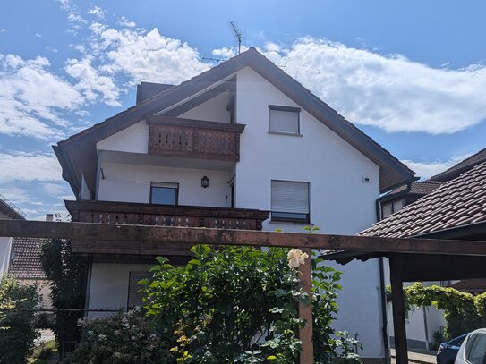 Gepflegtes Zweifamilienhaus mit ausgebautem Dachstock, großer Garage mit Carport und Garten