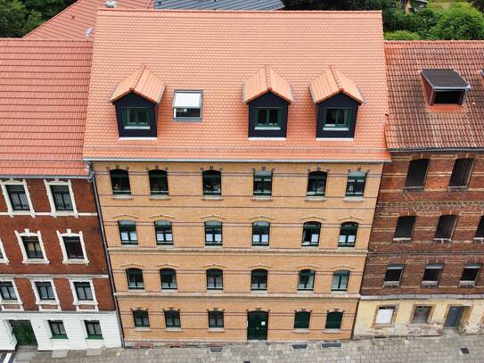 Top-sanierte Vier-Raum-Wohnung mit Balkon, Aufzug, Einbauküche, Gäste-WC und Pkw-Stellplatz