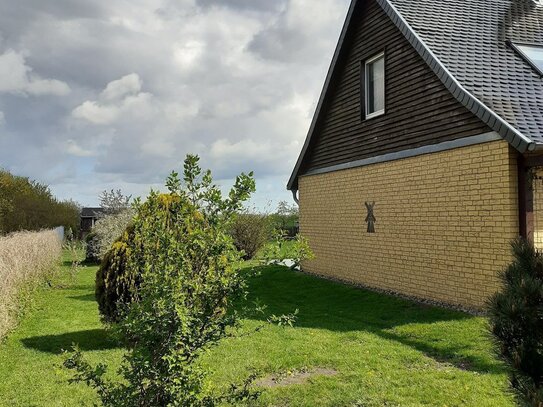 Fast allein am Dorfrand! Einfamilienhaus + Nebengebäude auf gepflegtem Grundstück!.