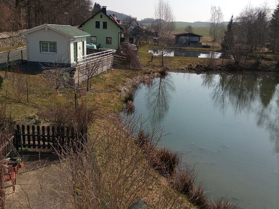 Kleiner neuwertiger Bungalow auf einem großen Teichgrundstück zu verkaufen