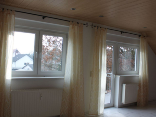 Wohnung (Dachgeschoss) mit Garten in bester Lage in Bechhofen in drei Familienhaus