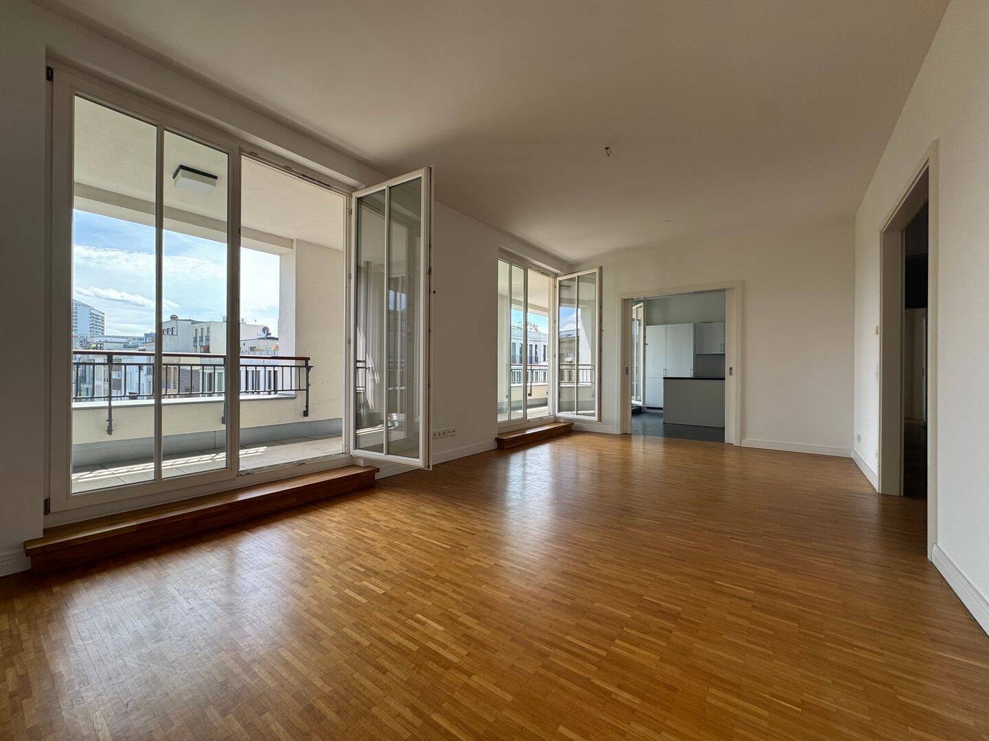 Ab sofort: Exklusive City-Residenz mit 3 Schlafzimmern, 2 Masterbädern & großem Balkon in Toplage! - Foto 1