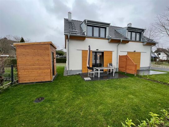 *Ferienhaus* Vollmöblierte Doppelhaushälfte mit Terrasse, EBK, Kamin und Stellplatz auf Insel Rügen*