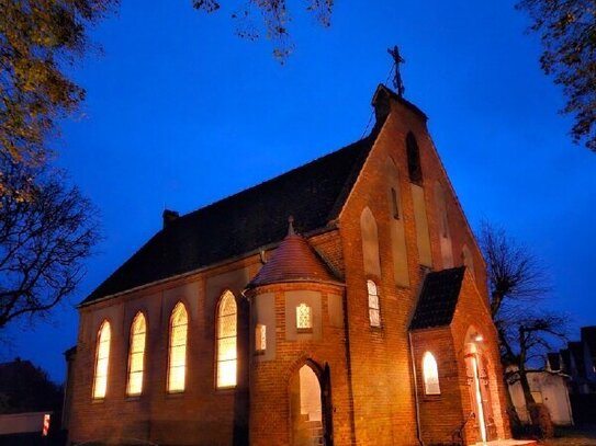 Ein Unikat: Neugotische Kirche (Denkmal) mit Park & Gemeindehaus (Erbbaurecht)