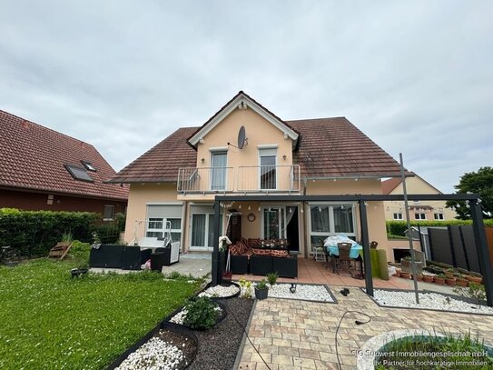 Neuwertiges Doppelhaus komplett mit großem Garten und mehr in Neubauviertel von Eppingen