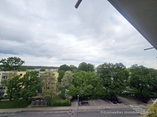 "Modernes Wohnen im 5. Stock: Großer Balkon mit traumhaftem Blick über Fürstenfeldbruck"