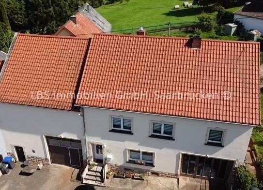 Schönes Bauernhaus mit großem Garten und Scheunengebäude