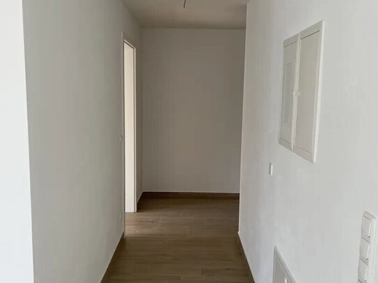 Neuwertige Wohnung mit zwei Zimmern sowie Balkon und Einbauküche in München