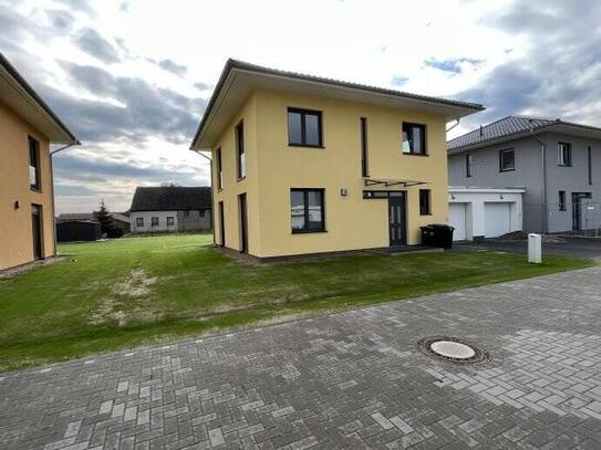 Neu errichtetes Einfamilienhaus mit Garage und großen Garten