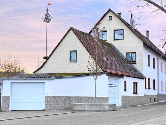 Großzügiges Familienhaus plus Einliegerwohnung & 2 große Garagen