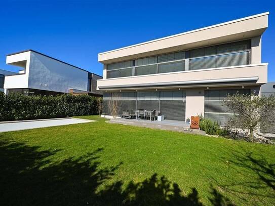 Exklusive "Villa hoch 3" mit Pool in Bestlage Riedberg Westflügel zur Anmietung