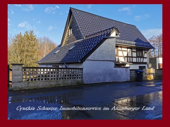 Einfamilienhaus mit Nebengelass, Brunnen und freien Blick in die Natur