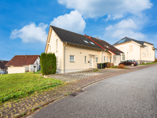 Charmante Doppelhaushälfte in Straubenhardt: Modern, gepflegt & naturnah mit Garten | Ortsrandlage!