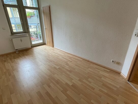 Frei ab 1.4.25 - Balkon - Laminat - mit Aufzug ins 2.OG