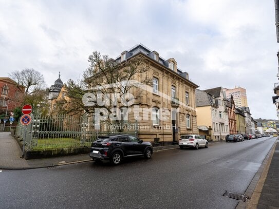 Großzügige Dachgeschosswohnung in denkmalgeschützter Villa!