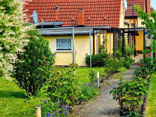 Sonnige Doppelhaushälfte mit viel Potenzial in Rostock, zentral gelegen, zu verkaufen