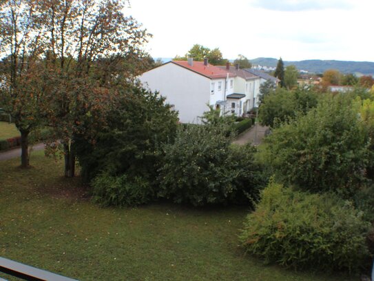 Sonnige 3 Zi. Wohnung in der Kreuzäcker mit Balkon und Garage