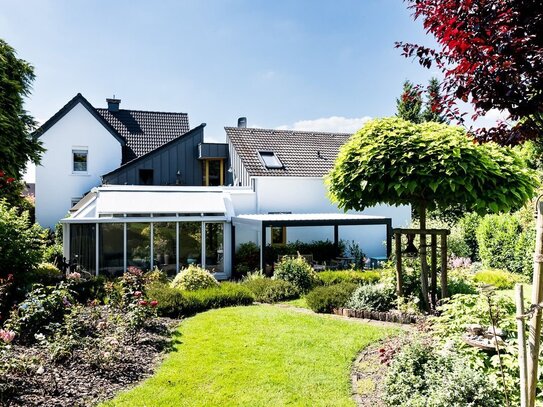 Exklusives Architektenhaus mit wunderschönem Garten und 2 separaten Apartments im Anbau