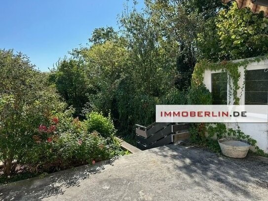 IMMOBERLIN.DE - Sympathisches Haus mit Südterrasse, Balkon & Gestaltungspotenzial in familiärer Lage