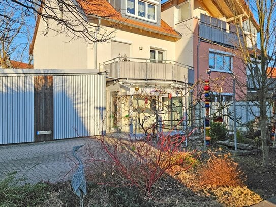 +++ KLEINES PARADIES direkt an der INNENSTADT +++ Barrierefreie 2,5 -Zi. ETW mit Wintergarten, inkl. Carport und Einbau…