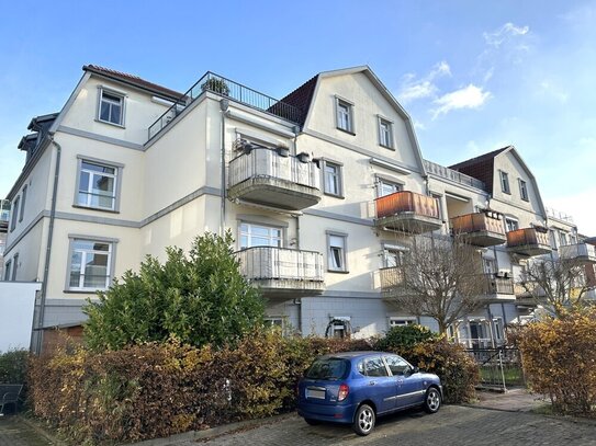 SENIORENGERECHT am WALLER PARK! Erstklassige 2,5-Zimmer-Wohnung mit Balkon und EBK in ruhiger Lage