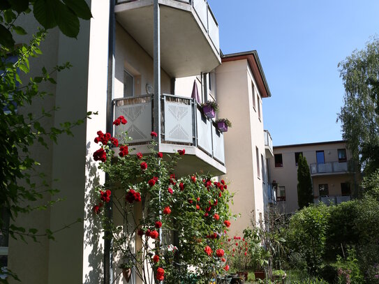 HELLE 2 Raumwohnung in ruhiger Lage mit Laminatboden und Duschbad m. Fenster, Balkon