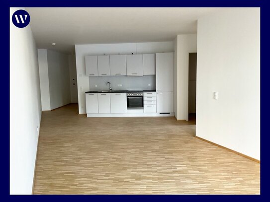 ... mit Terrasse im Neubau: 3 Zimmer + Einbauküche, Parkett, modernes Bad + Walk-In-Dusche