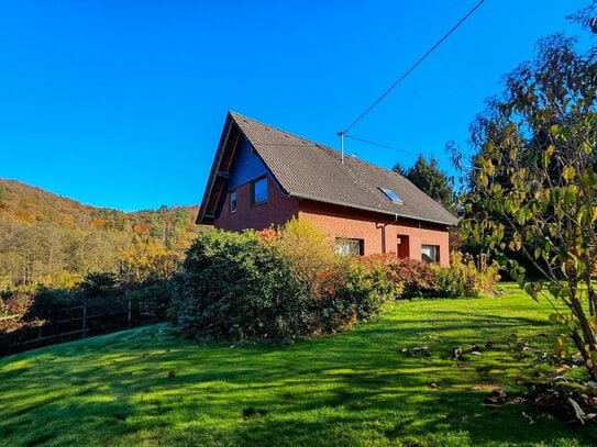 Großzügiges Wohnhaus (2 Wohneinheiten möglich) mit Garage + Carport in Aussichtslage!