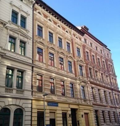 Großes helle 4-Raum Wohnung im Bürohaus mit Einbauküche in zentraler Lage.