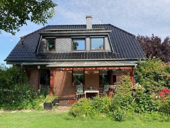 EFH mit PV-Anlage auf ruhigem, wunderschönem großen Grundstück mit Terrasse, Balkon und Garage