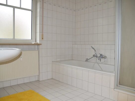 Zentrale Citylage - Hell - Schön - 3-Zimmer-Wohnung mit Balkon und Einbauküche . Ab 01.02.25