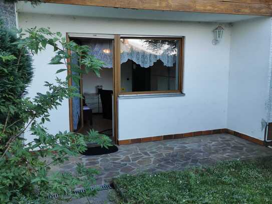 Helle 3,5-Raum-Souterrain-Wohnung mit Terrasse