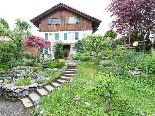 Haus mit 2 bis 4 Wohnungen/Mehrgenerationen im Allgäuer-Landhaus-Stil!