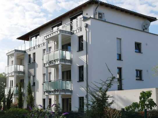 Helle Dreizimmerwohnung mit Balkon und Aufzug, Garage u. Kfz-Stellplatz