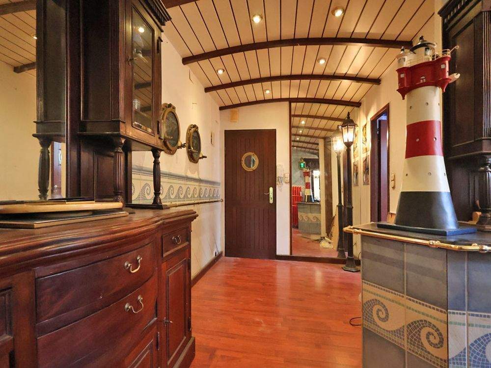 Maritim gestaltete Wohnung mit Blick ins Grüne