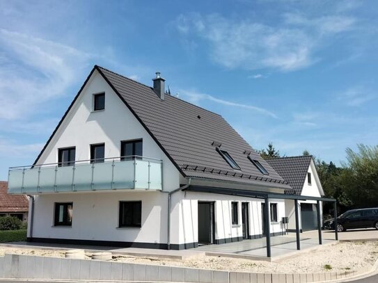 Hochwertig gebautes 1-2-Familien-Haus mit Doppelgarage in guter Wohnlage