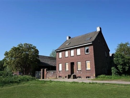 Vierkanthof in Alleinlage: Sanierungsobjekt mit vielen Möglichkeiten & ca. 28.000 m² Grundstück